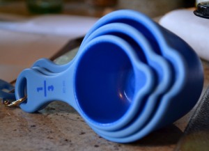 Measuring cups for beach cupcakes