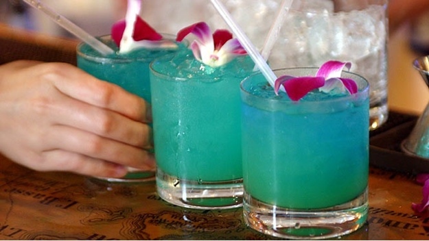 Tropical Drinks: Blue Hawaii